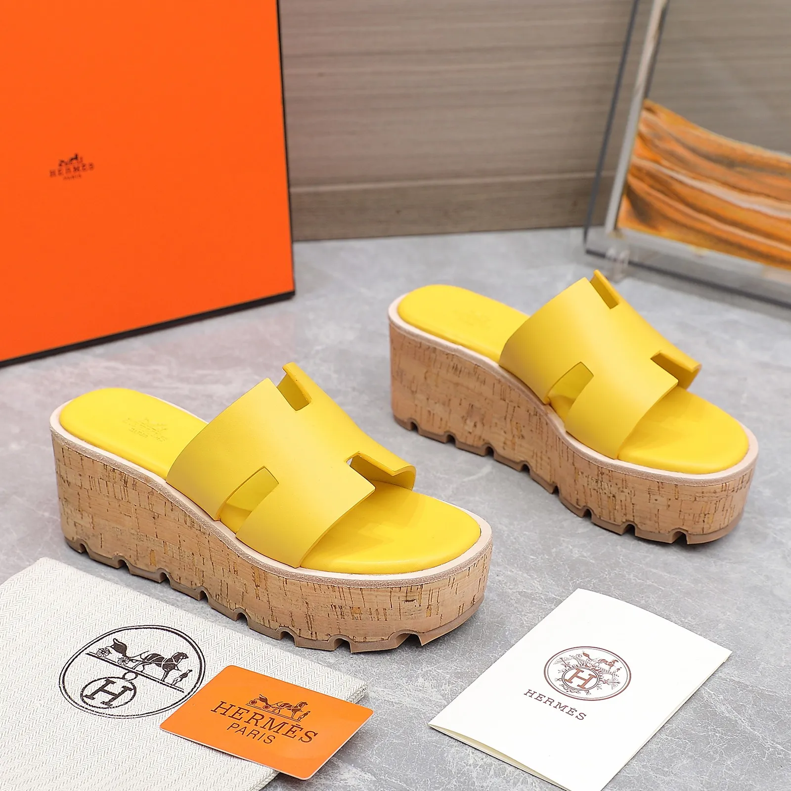 👟👟Ex-factory price 560👟👟 💥2024💥Hermès will continue the classic in 2022 Hermès Wood Grain Wedge H Slippers Hermès’ wedge sandals are the simplest, most durable and elegant I have ever seen! ! ! You can hold any style, the height of the 6cm wedge heel is easy to control, and the colors are all matching. The upper and the feet have her unique style, be sure to buy this one, it is truly classic, easy to wear and look good! Fabric: Imported cowhide, sheepskin lining, sheepskin feet, Italian original leather outsole welt, log water pine wrapped water table, rubber non-slip original outsole Color: 11 colors Code number: 35-40 Full set of original packaging
